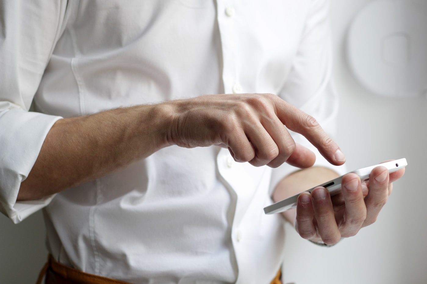 AI voice agent answering and qualifying a business call